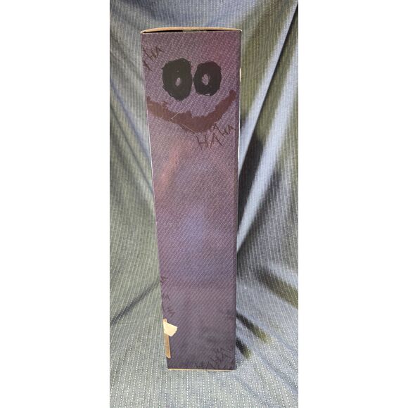 NECA The Dark Knight Joker 1/4 Scale Figure - Picture 3 of 5